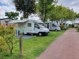 Kampeerplaats(en) - Pakket Standplaats + 1 Voertuig - Camping du Petit Pont
