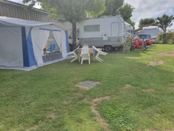 Emplacement - Forfait Emplacement + 1 Véhicule + Électricité 10A - Camping du Petit Pont