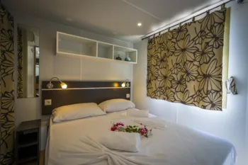 Mietunterkunft - 4 Zimmer Mobilhome - Tiliguerta Glamping & Camping Village