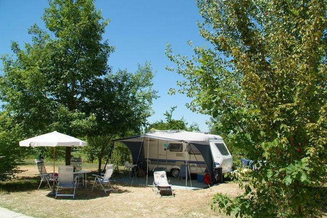 Großer Komfort Stellplatz - 120m² to 150m²- Strom 10A - Abwasser - WC Fließwasseranschluss