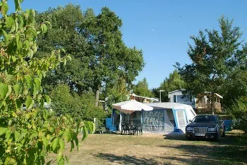Stellplatz - Grand Confort Stellplatz - 180M² - Strom 10 A - Abwasser - Fließwasseranschluss - Le Camp de Florence