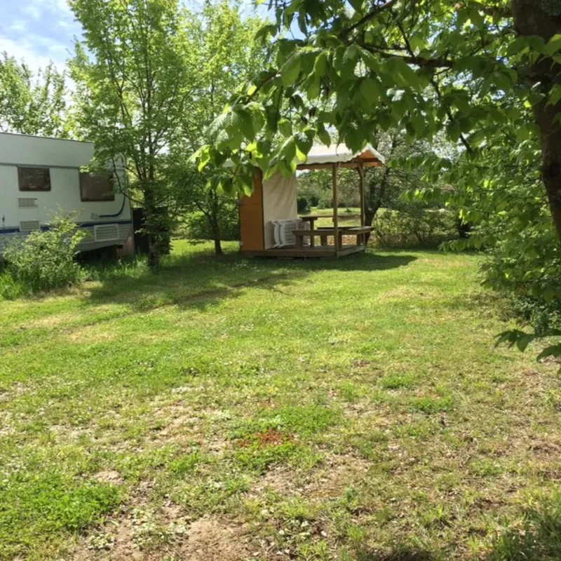 Emplacement Loisir Équipé -150M²- Frigo - Bbq -Meubles De Jardin- Électricité 10A - Eau - Evacuation