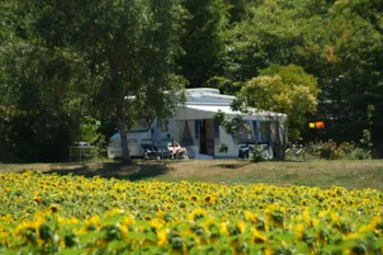 Stellplatz - Hoher Komfort Stellplatz - Strom 10 A - Abwasser - Fließwasseranschluss - Harte Oberfläche & Viabilisé - Le Camp de Florence