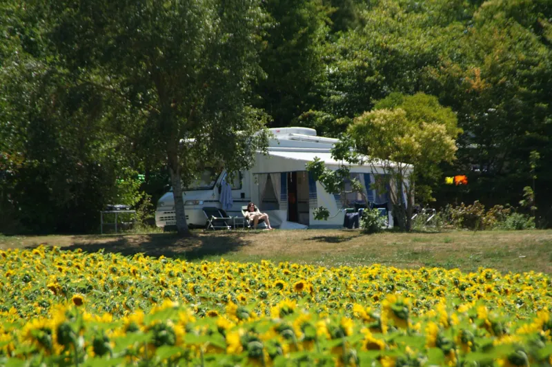 Emplacement Grand Confort 120M²- Stabilisé - Electricité 10 A - Eau - Evacuation Wc Eaux Grises