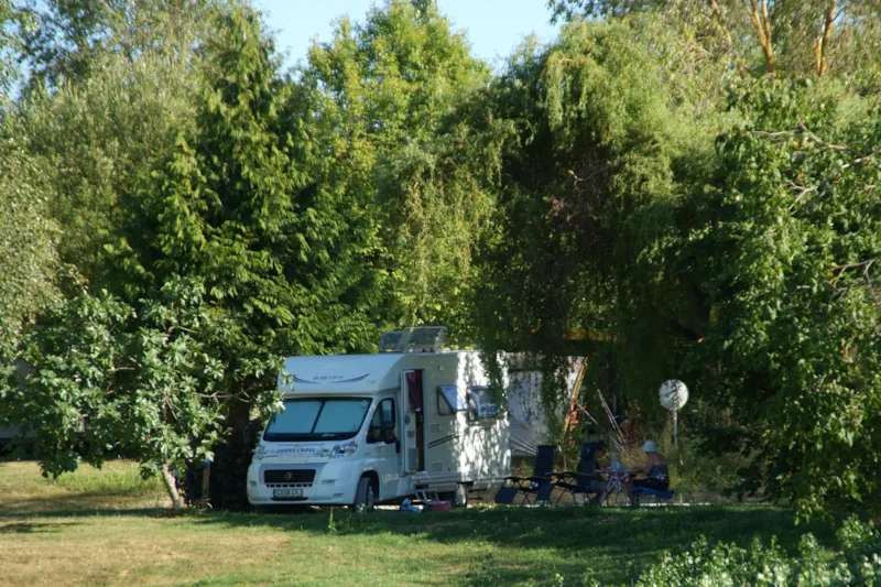 Emplacement Grand Confort 120M²- Stabilisé - Electricité 10 A - Eau - Evacuation Wc Eaux Grises