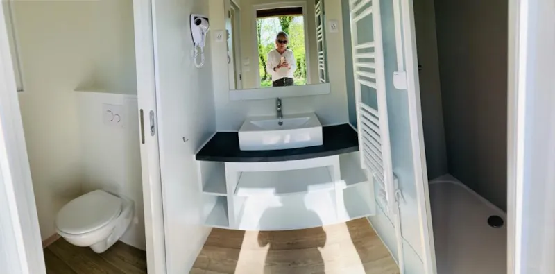 Emplacement Premium - Sanitaire Prive -180M² - Frigo - Micro Onde - Electricité 10A - Eau