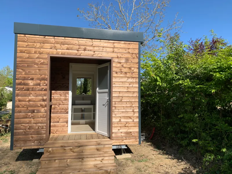 Emplacement Premium - Sanitaire Prive -180M² - Frigo - Micro Onde - Electricité 10A - Eau