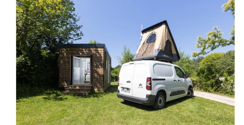 Emplacement Premium - Sanitaire Prive -180M² - Frigo - Micro Onde - Electricité 10A - Eau