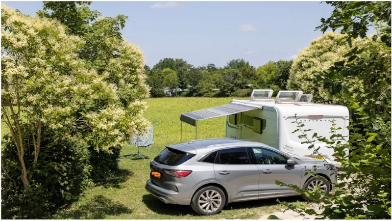 Emplacement Grand Confort 120M²- Stabilisé - Electricité 10 A - Eau - Evacuation Wc Eaux Grises