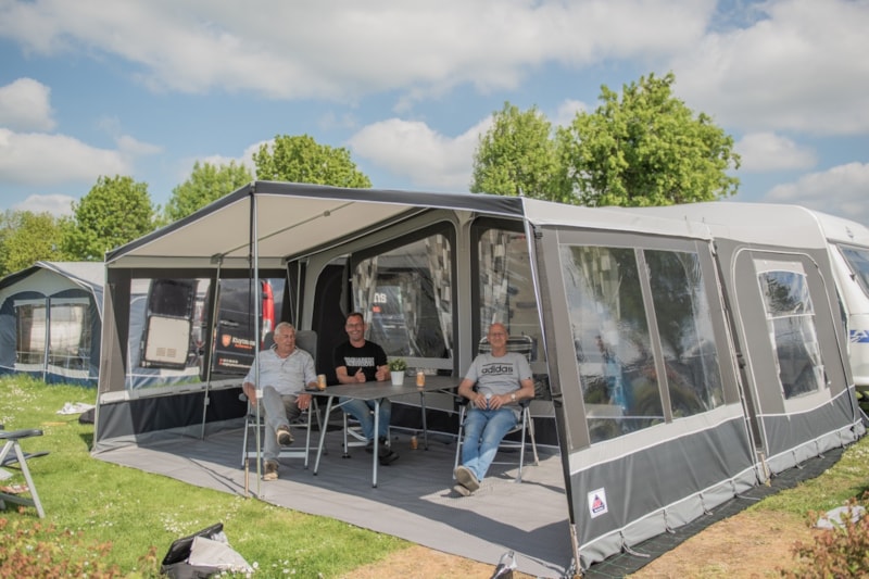Piazzola - 80m² + Auto + Tenda o Roulotte + Elettricità + 2a tenda piccola + Tassa di soggiorno