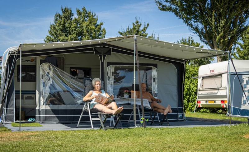 Piazzola 100m² + Auto + Tenda o Roulotte + Elettricità + 2a tenda piccola + Tassa di soggiorno