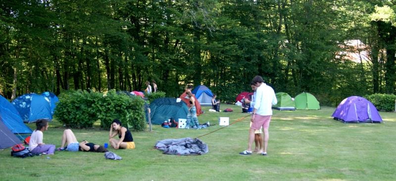 Forfait tente, caravane ou camping-car : 1 emplacement / 1 voiture / 2 personnes