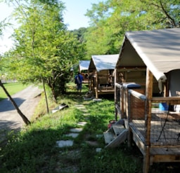 Location - Cabane Lodge 12 M² (1 Chambre) + Terrasse Couverte, Sans Sdb - Camping du Lac