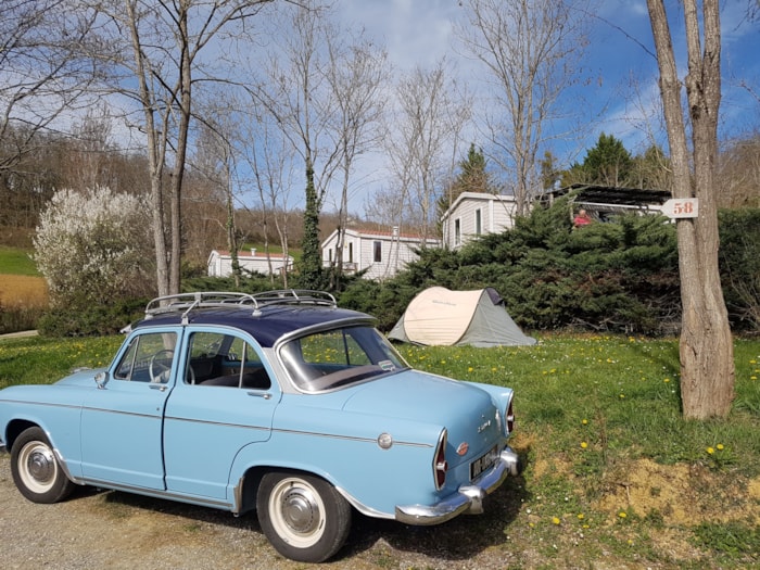 Tente Avec 1 Véhicule Hors Emplacement, Sans Électricité (Je Dors Pas Dans Ma Voiture)