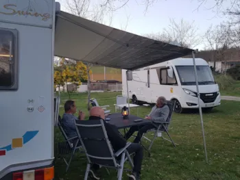 Stellplatz - Stellplatz Confort (Zelt, Wohnwagen, Wohnmobil / 1 Auto + Strom 10A) - Camping du Lac