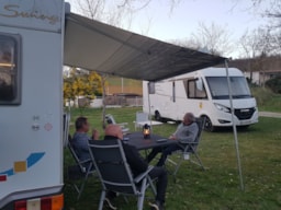 Kampeerplaats(en) - Standplaats Confort (1 Tent, Caravan Of Camper / 1 Auto + Elektriciteit 10A) - Camping du Lac