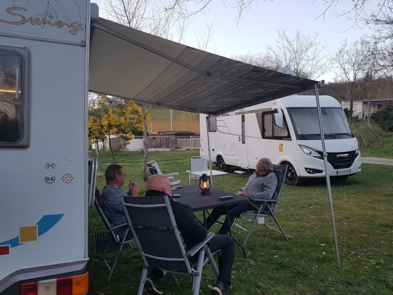 Standplaats Confort (1 tent, caravan of camper / 1 auto + elektriciteit 10A)