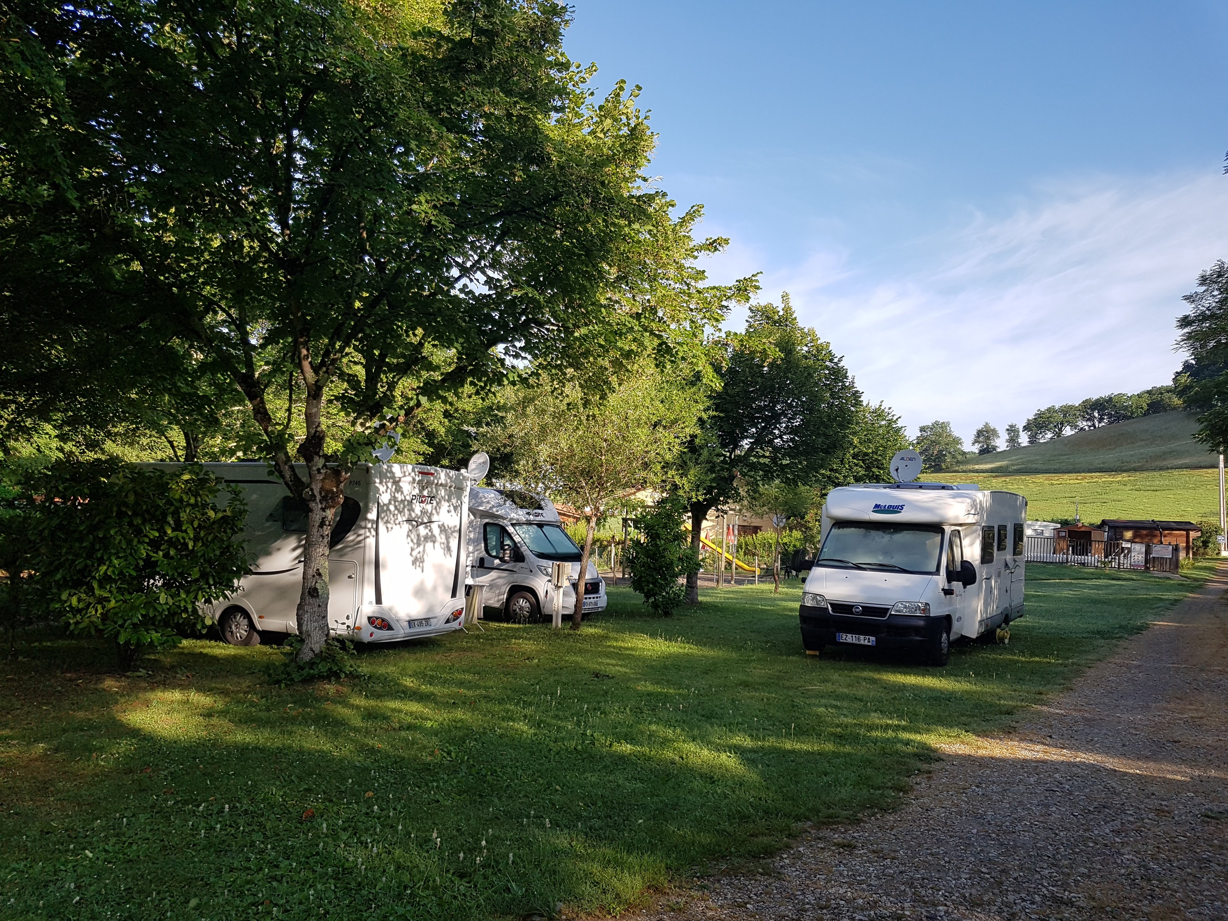 Emplacement - Confort 6A - Caravane, Camping Car, Grande Tente + Voiture - Camping du Lac, Marciac