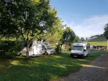 Stellplatz - Wohnwagen, Wohnmobil, Großes Zelt + Auto 6A - Camping du Lac