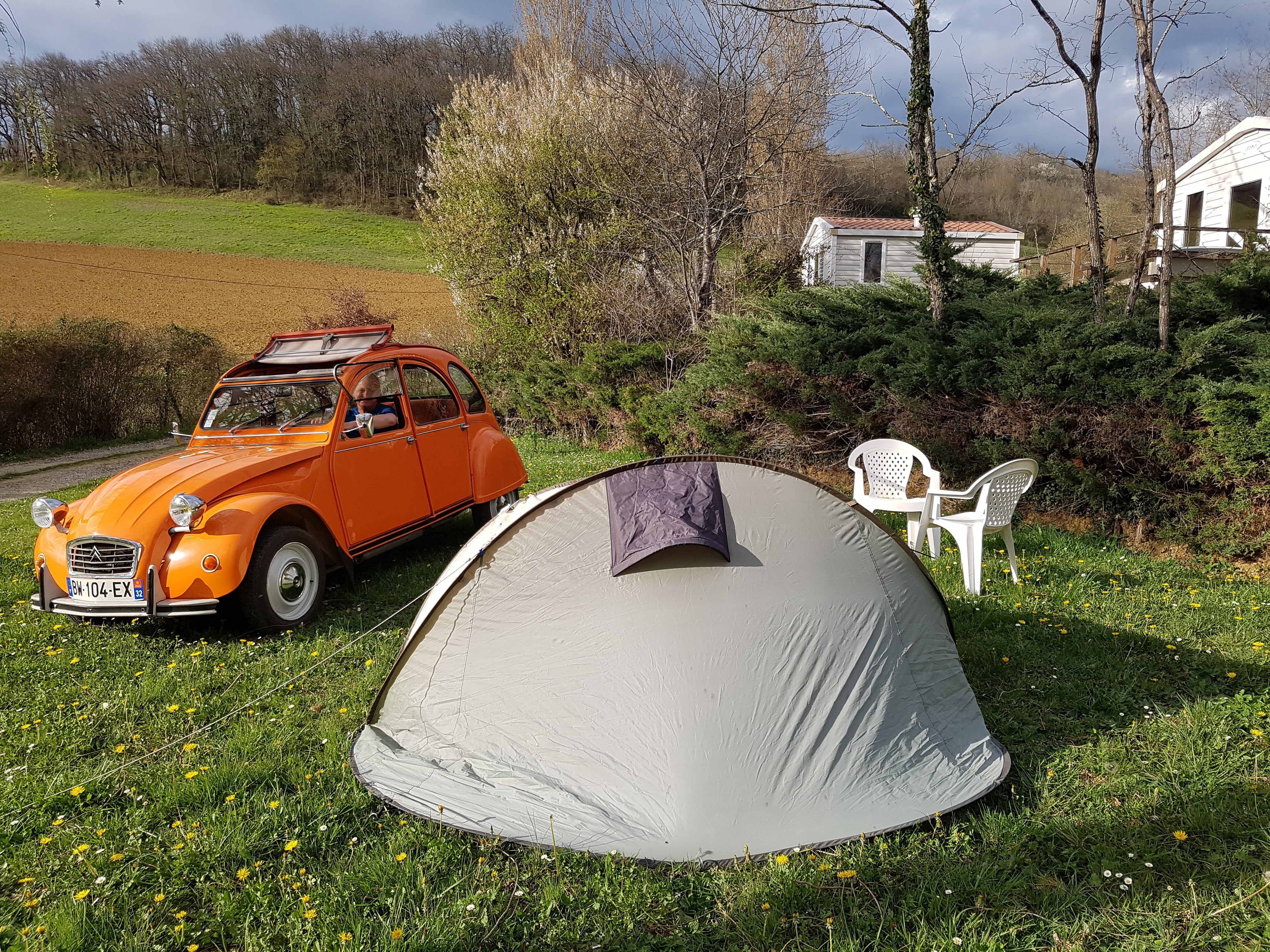 TENTE+VOITURE - tente avec 1 véhicule sur l'emplacement , sans électricité