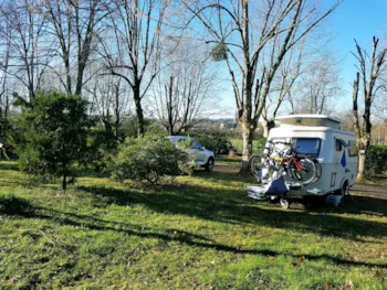 Stellplatz - Stellplatz Confort (Zelt, Wohnwagen, Wohnmobil / 1 Auto / Strom 6A) - Camping du Lac