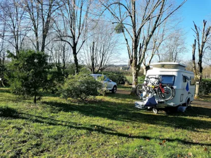 Piazzola Confort (Tenda, Roulotte, Camper / 1 Auto / Elettricità 6A)