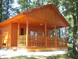 Mietunterkunft - Komfort-Chalet 30M², 2 Schlafzimmer, Überdachte Terrasse, Schattig, Schöner Ausblick - Domaine Aramis
