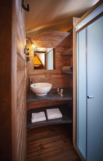 Tent LODGE LUXE 46 m2, 2 bedrooms, bathroom, sheltered terrace, Lake view