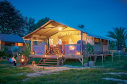 Location - Tente Lodge Luxe 46 M², 2 Chambres, Avec Douche, Wc, Terrasse Couverte,  Vue Sur Le Lac - Domaine Aramis