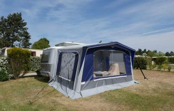 Emplacements XL 100/150 m2 16 A. Pour camping car et caravane simple essieu uniquement