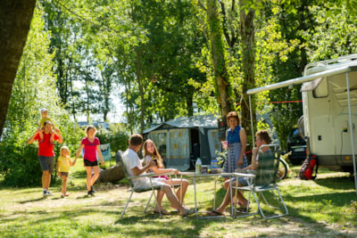 XL nature pitch, +/- 100 m², shaded and semi-shaded (for tents or camper vans)