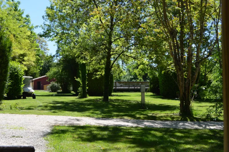 Emplacement Confort Avec Éléc / Tente, Caravane Ou Camping Car - 100 À 200M² Electricite Incluse