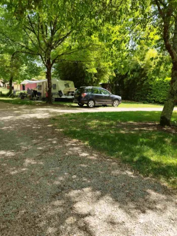 Emplacement - Emplacement Confort Avec Éléc / Tente, Caravane Ou Camping Car - 100 À 200M² Electricite Incluse - Camping des Tourbières