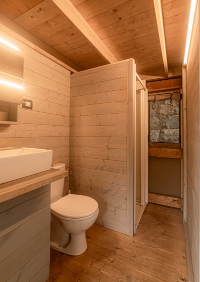 AIRSTREAM LODGE — 9