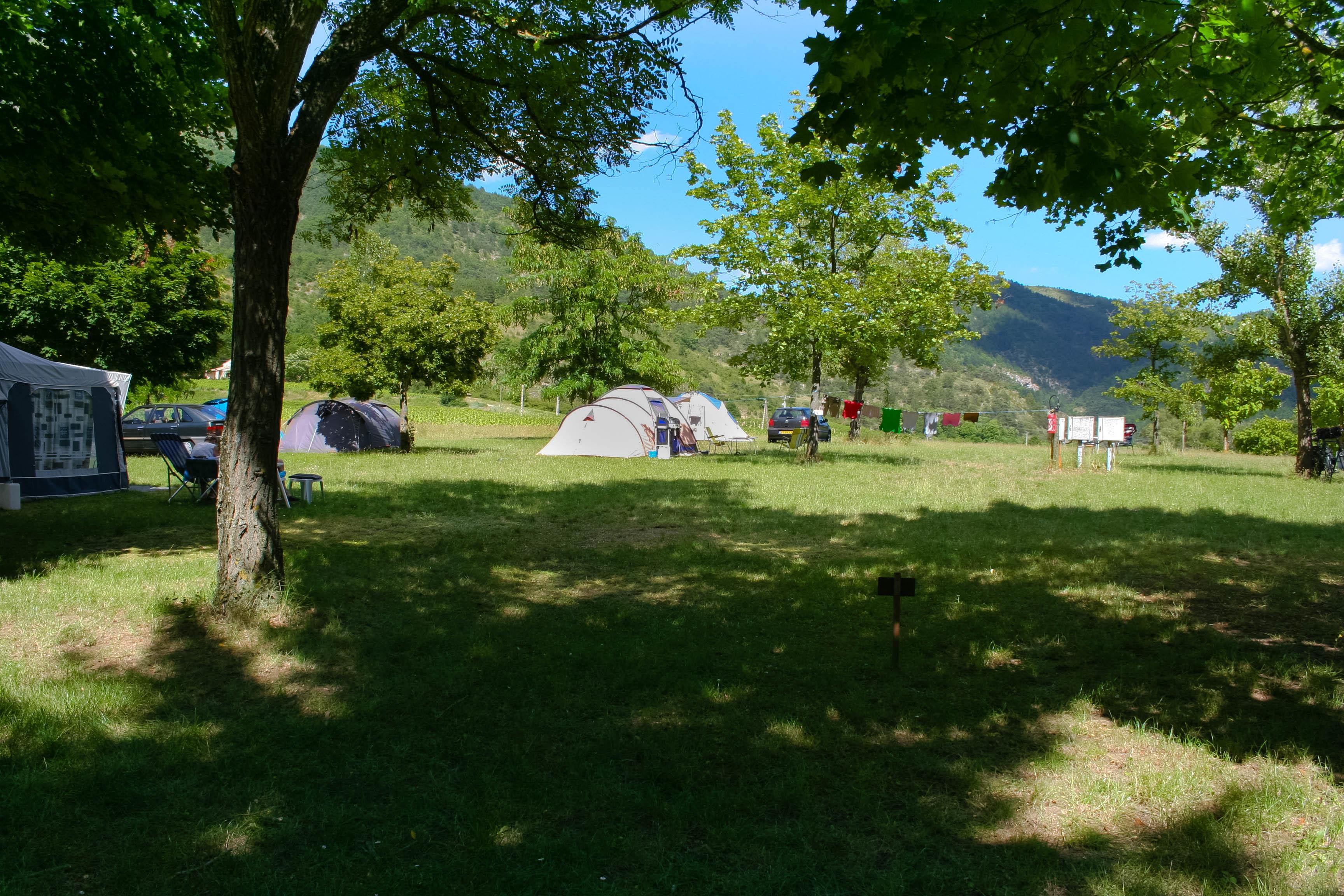 Emplacement - Emplacement Pour Tente, Caravane Ou Camping Car. - CAMPING DE LA CLAIRETTE