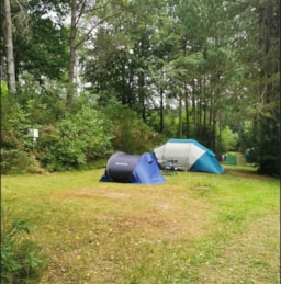 Kampeerplaats(en) - Standplaats Zonder Elektriciteit Voor Wandelaars, Fietsers Of Motorrijders Met Tenten - Camping Les Sapins de Correze