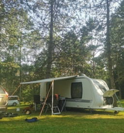 Kampeerplaats(en) - Standplaats Auto-Tent Of Camper, Bestelwagens Of Auto-Caravan Met Elektriciteit - Camping Les Sapins de Correze