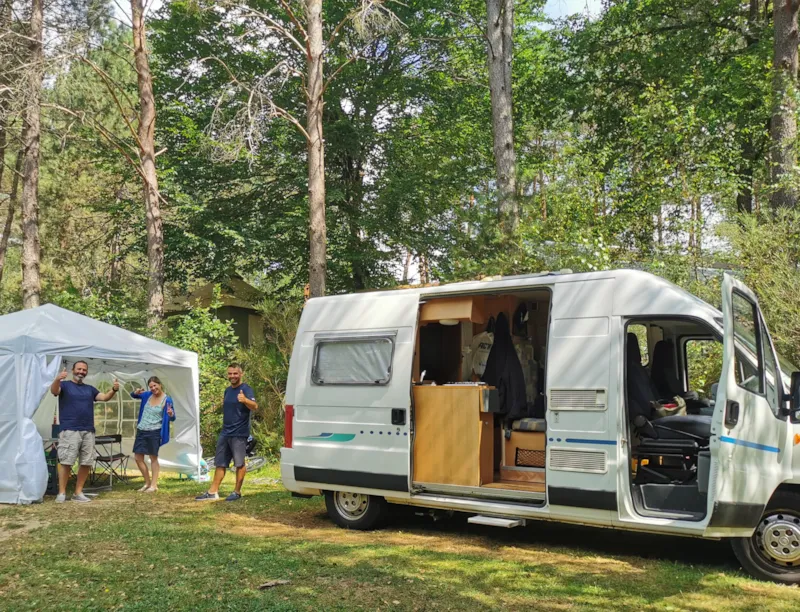 Emplacement Voiture-Tente Ou Camping-Car, Fourgons, Vans Ou Voiture-Caravane