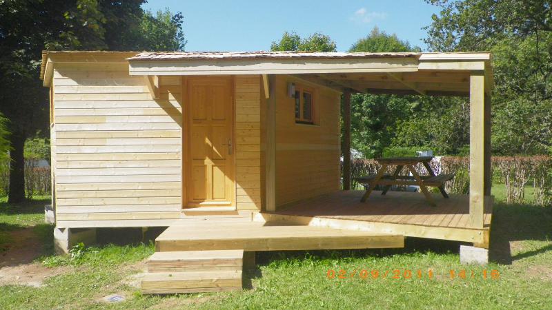 Accommodation - Wooden Hut  Confort  25 M² (2 Bedrooms) + Sheltered Terrace + Tv - Without Toilet Blocks - Camping Les Vernières