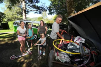 Stellplatz - Stellplatz Confort (Platz +80M²/ 1 Auto / Strom 10A) - Camping Les Vernières
