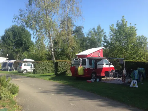 Emplacement - Forfait Emplacement (1 Véhicule / Avec Électricité) - image n°4 - Camping Le Renom