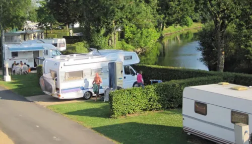 Emplacement - Forfait Emplacement (1 Véhicule / Avec Électricité) - image n°1 - Camping Le Renom