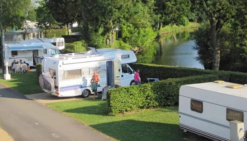 Stellplatz - Pauschale Wohnwagen Doppelachse - Camping Le Renom