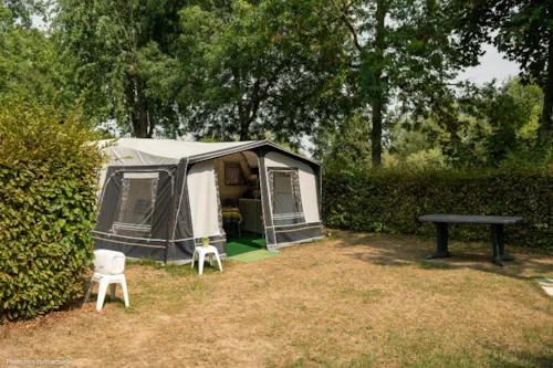 Emplacement - Forfait Emplacement (1 Véhicule / Sans Électricité) - image n°2 - Camping Le Renom