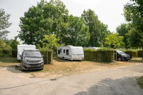 Emplacement - Forfait Emplacement (1 Véhicule / Avec Électricité) - image n°2 - Camping Le Renom