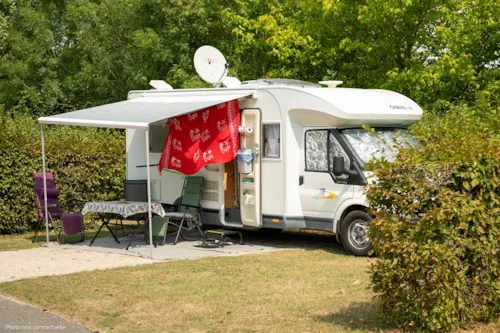 Emplacement - Forfait Emplacement (1 Véhicule / Avec Électricité) - image n°3 - Camping Le Renom
