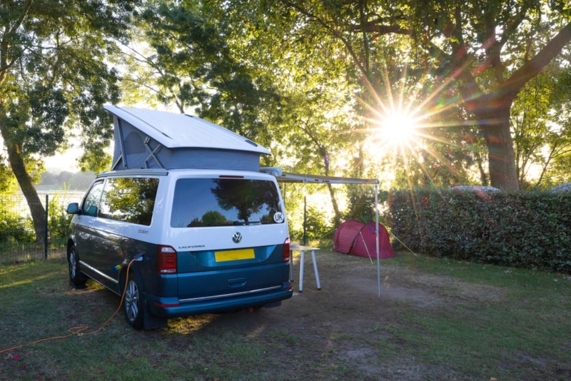 Kampeerplaatspakket met elektriciteit + uitzicht op de rivier