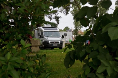 CONFORT Package (1 tent, caravan or motorhome / 1 car / electricity 6A)