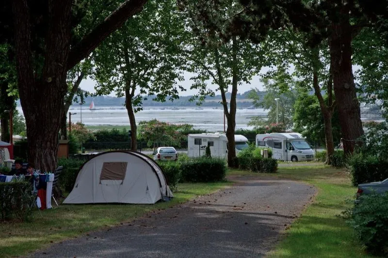 Forfait Confort (1 Tente, Caravane Ou Camping-Car / 1 Voiture / Électricité 6A)