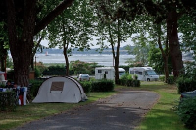CONFORT Package (1 tent, caravan or motorhome / 1 car / electricity 6A)